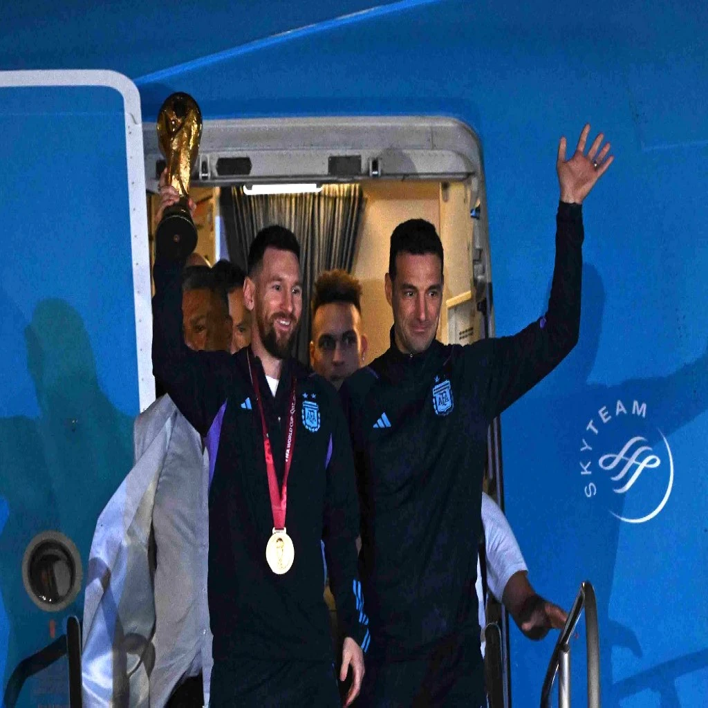 Con messi a la cabeza, los campeones del mundo llegaron como heroes a argentina