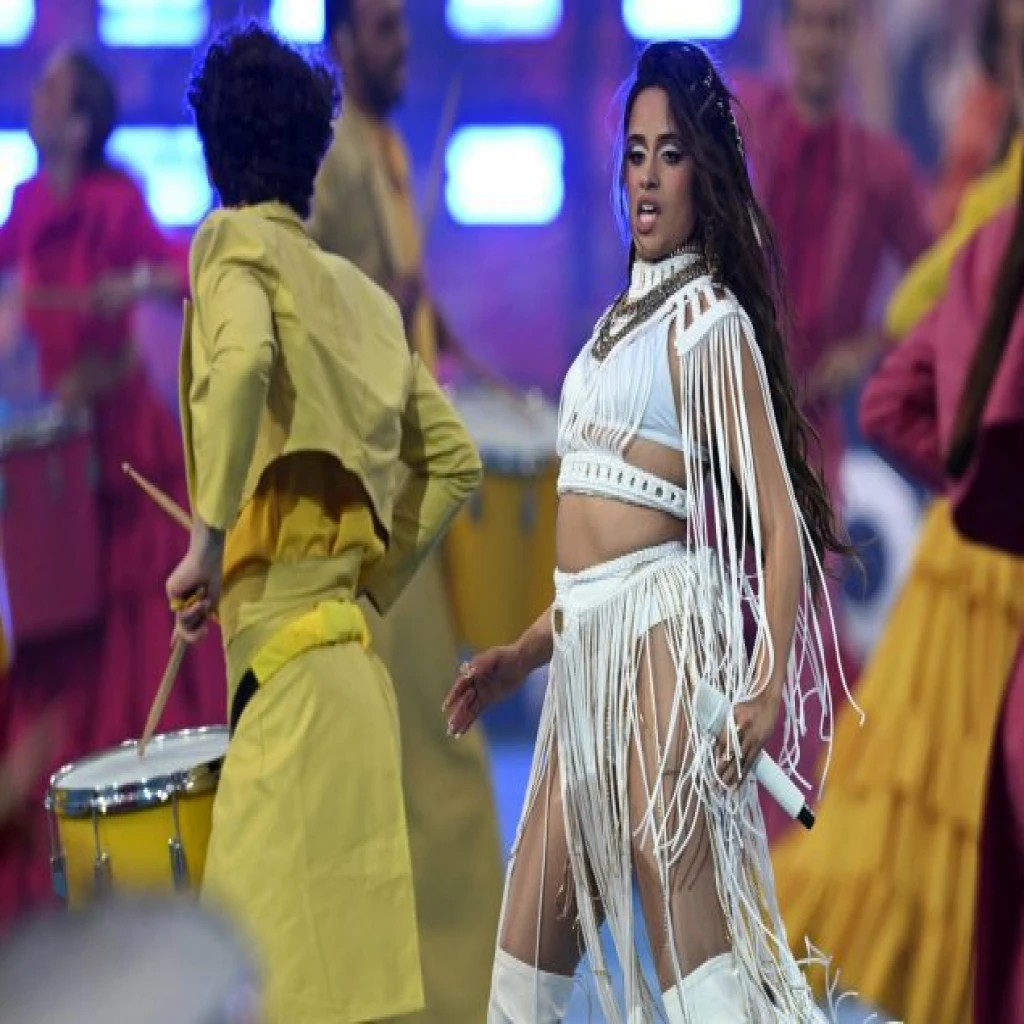 Camila cabello brillo pese al caos en el estadio de francia