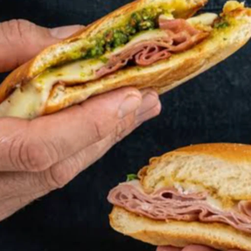 Mortadela tostada y queso fundido: la receta de bocadillo favorita de Anthony Bourdain
