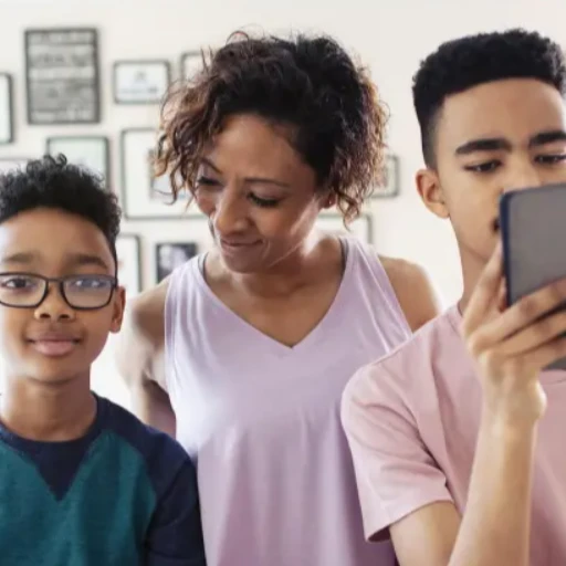 Estudio revela qué pasa en el cerebro de los adolescentes con su primer celular