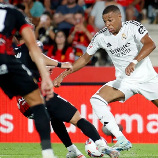 El Real Madrid cumple ante el Valladolid (3-0) sin gol de Mbappé